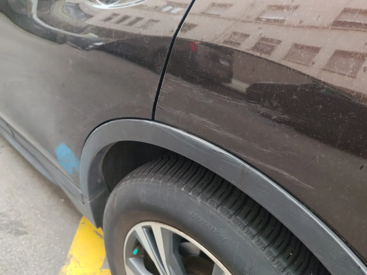 Detalle de neumático y llanta de un vehículo reparado