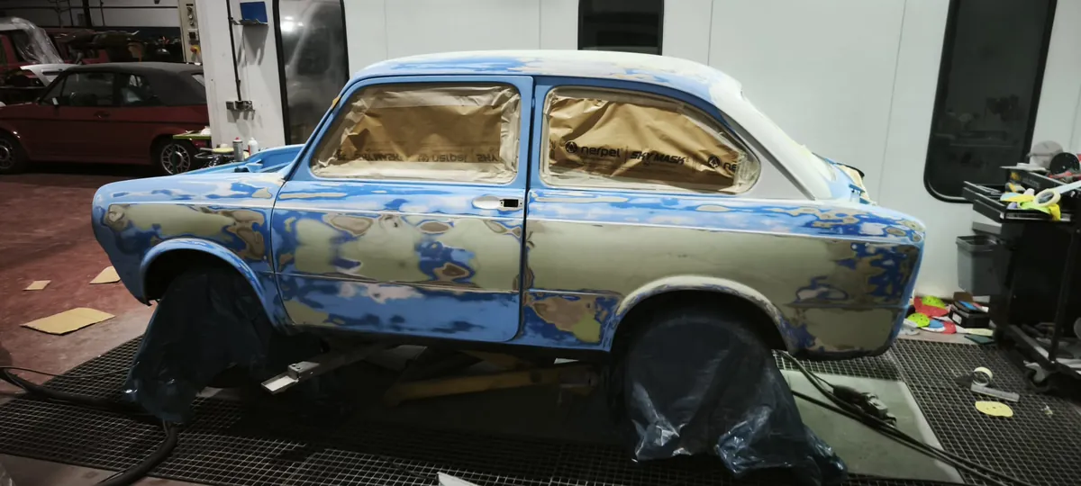 Clásico antes de la restauración, con la carrocería en chapa desnuda